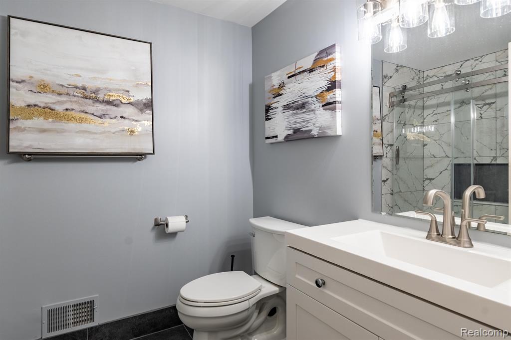 868 WOODHAVEN Drive, Commerce Twp, MI 48390 — Photo 26