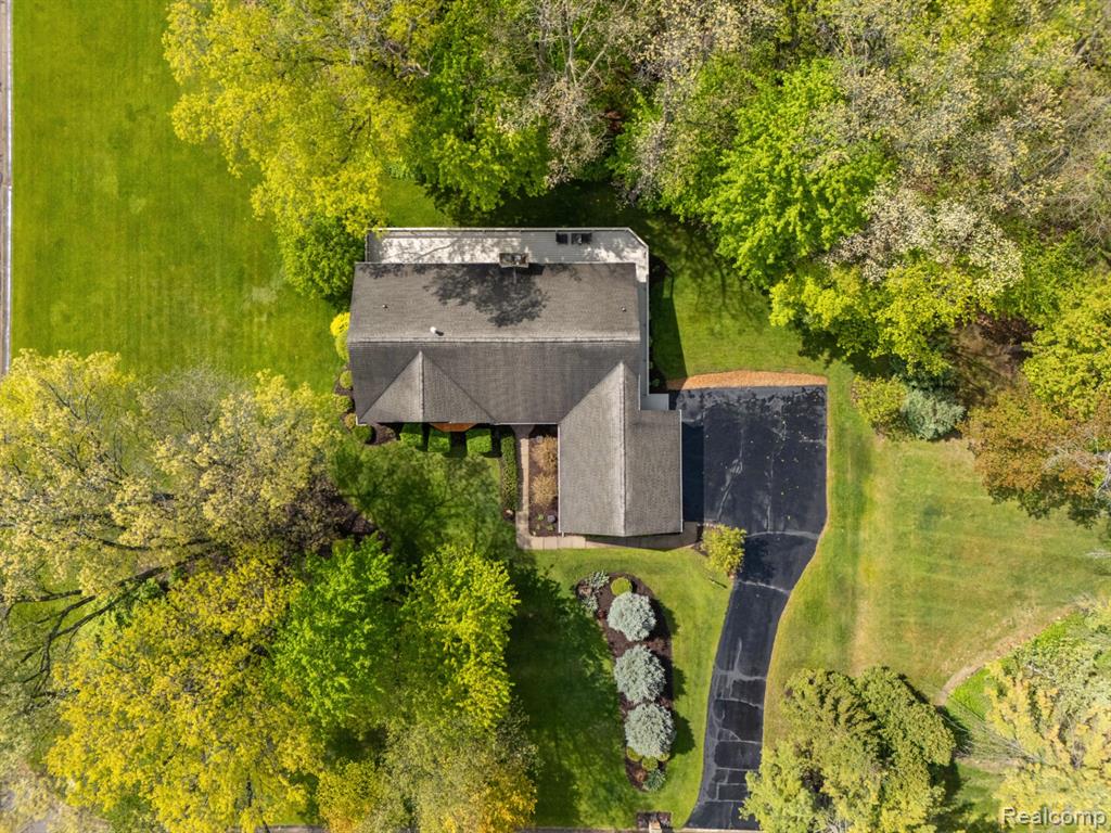 2484 PINE HOLLOW Trail, Brighton, MI 48114 — Photo 36