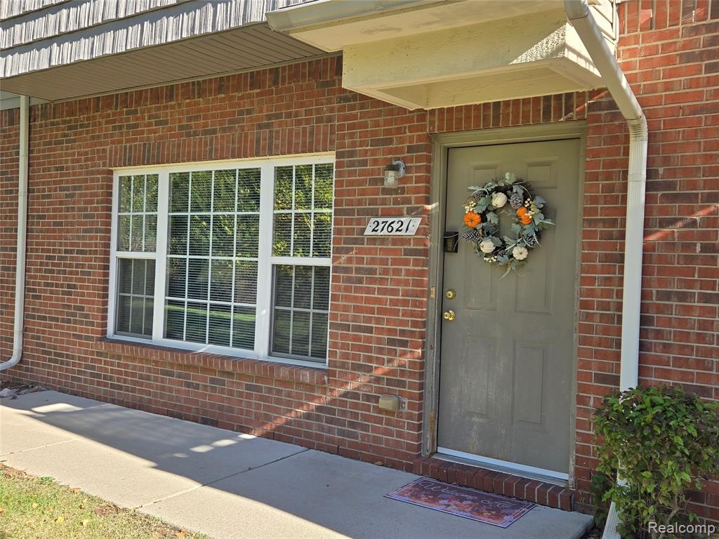 27261 Hidden Oaks Drive, Trenton, MI 48183