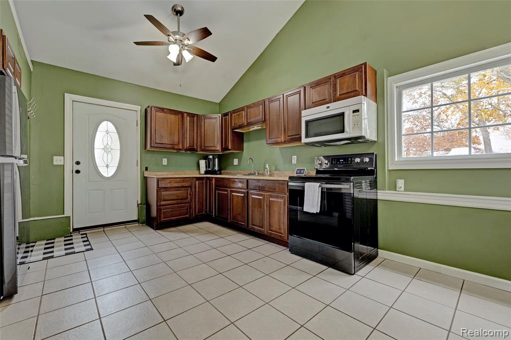 126 N North Shore Drive, Lake Orion, MI 48362 — Photo 8
