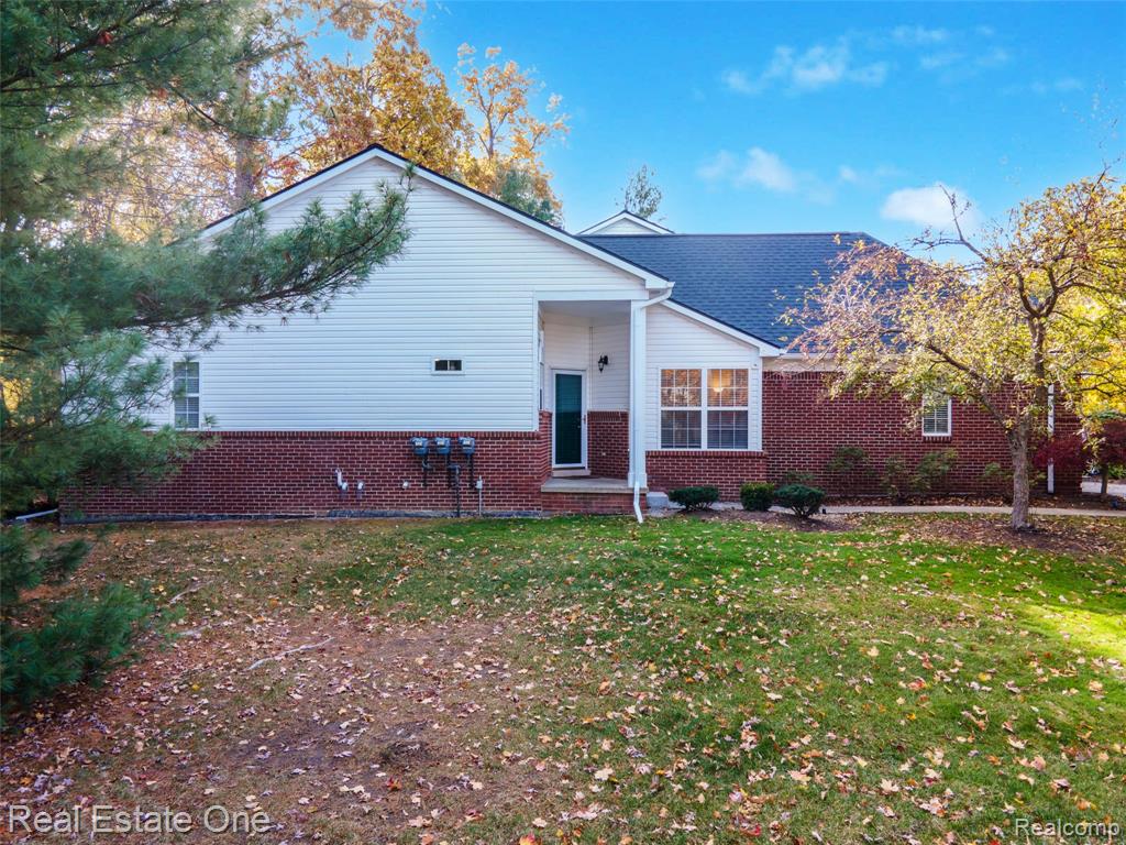 691 Chestnut Drive, Wixom, MI 48393 — Photo 2