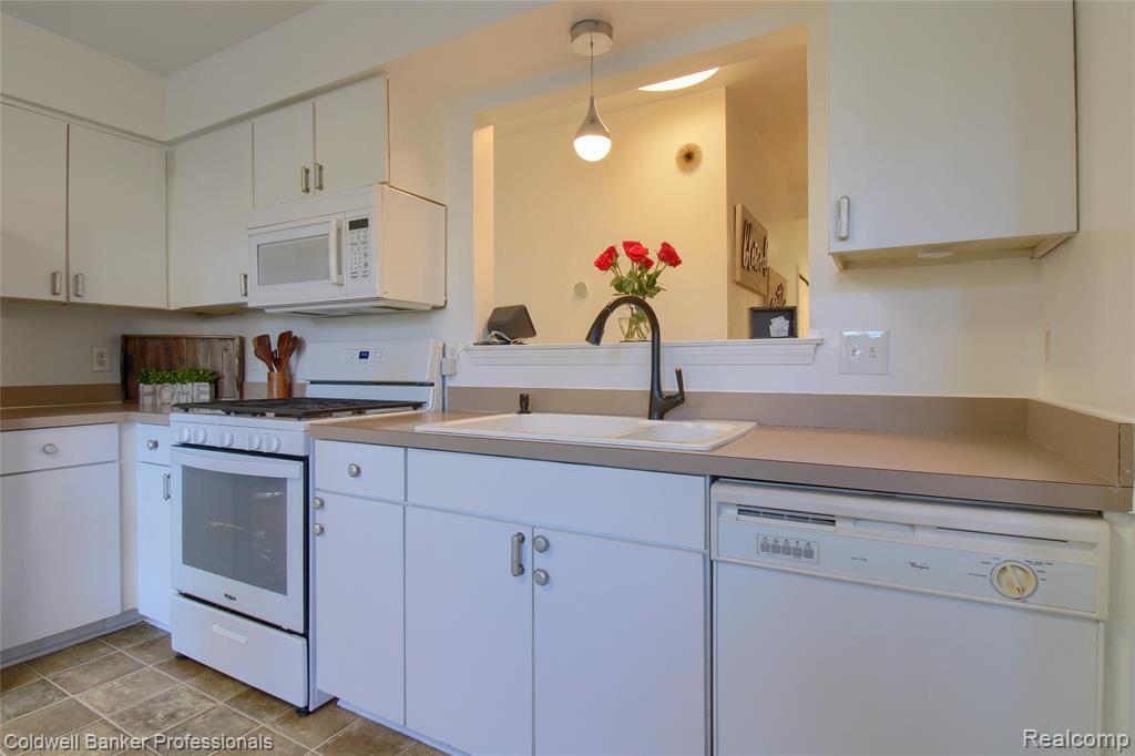 4281 Hunters Circle W, Canton, MI 48188 — Photo 10