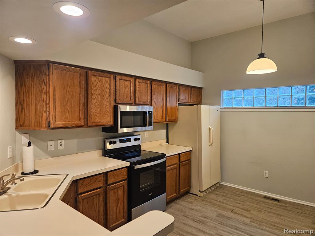 906 WHISPERWOOD Drive, Fenton, MI 48430 — Photo 19