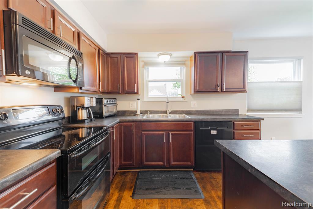624 BEDFORD Drive, Westland, MI — Photo 11