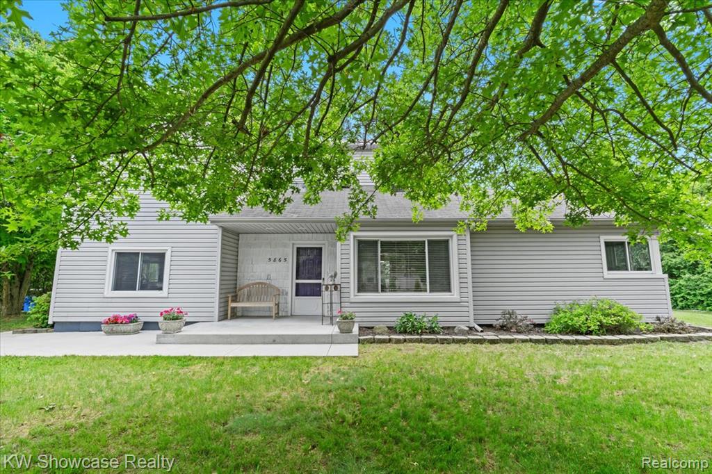 5865 Crescent Road, Waterford, MI 48327 — Photo 2