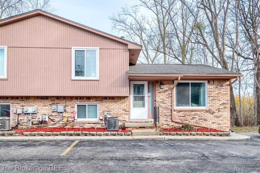 370 Oakwood Road, Ortonville, MI 48462 — front exterior