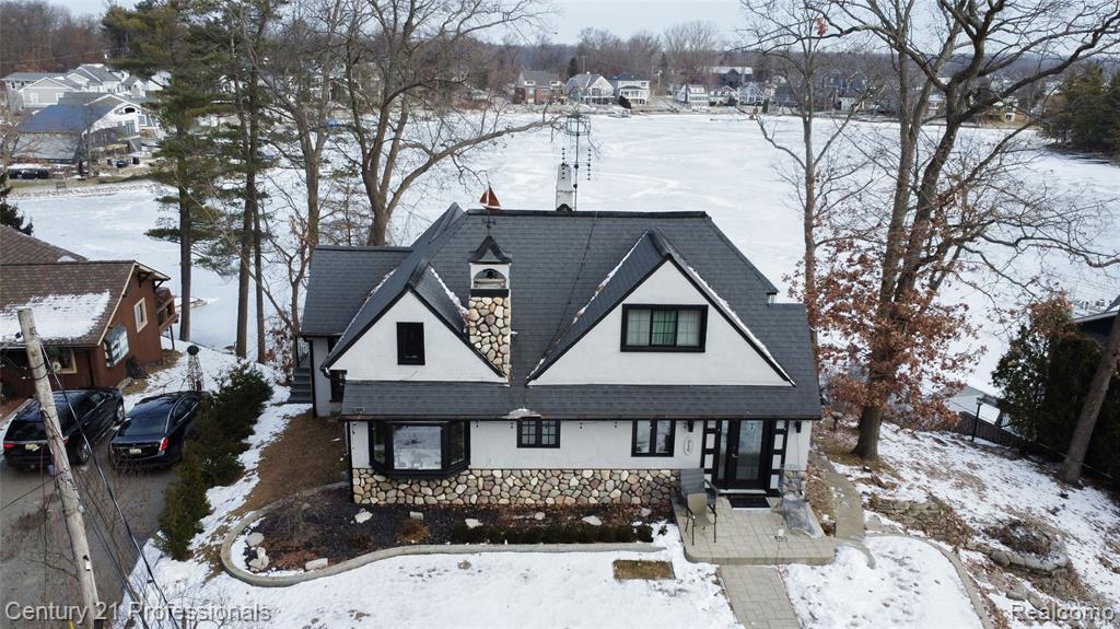 910 W Pine Tree Road W, Lake Orion, MI 48362 — Photo 2
