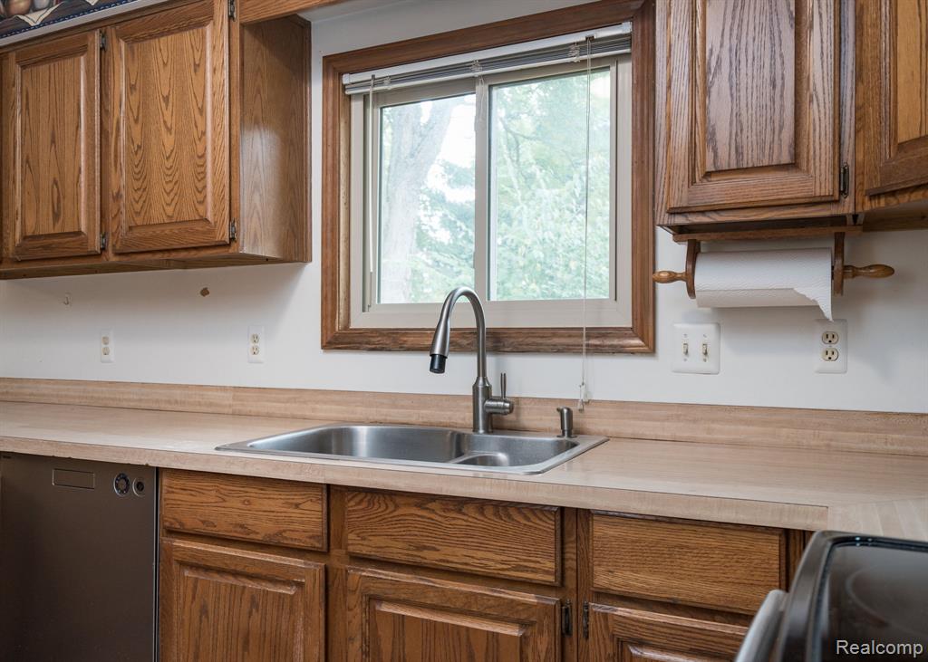 906 Dahlia Lane, Rochester Hills, MI 48307 — Photo 13