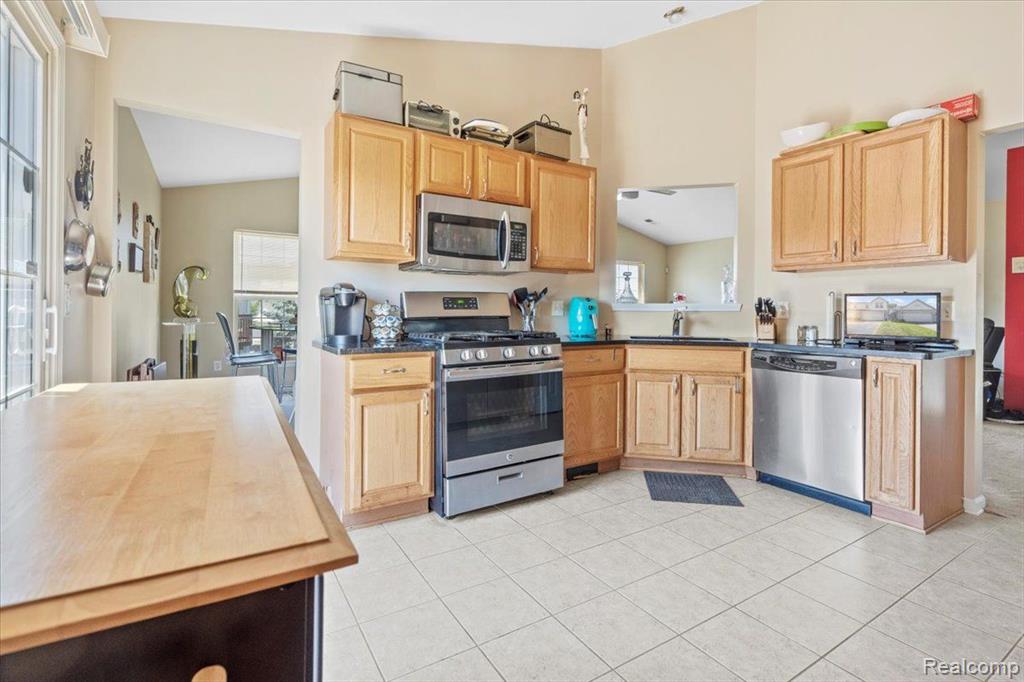 26606 KIRKWAY Circle, Woodhaven, MI 48183 — Photo 6