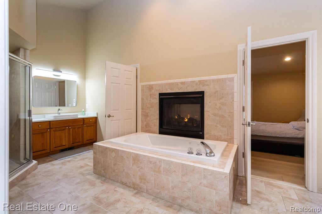 6536 Chatham Circle, Rochester Hills, MI 48306 — Photo 29