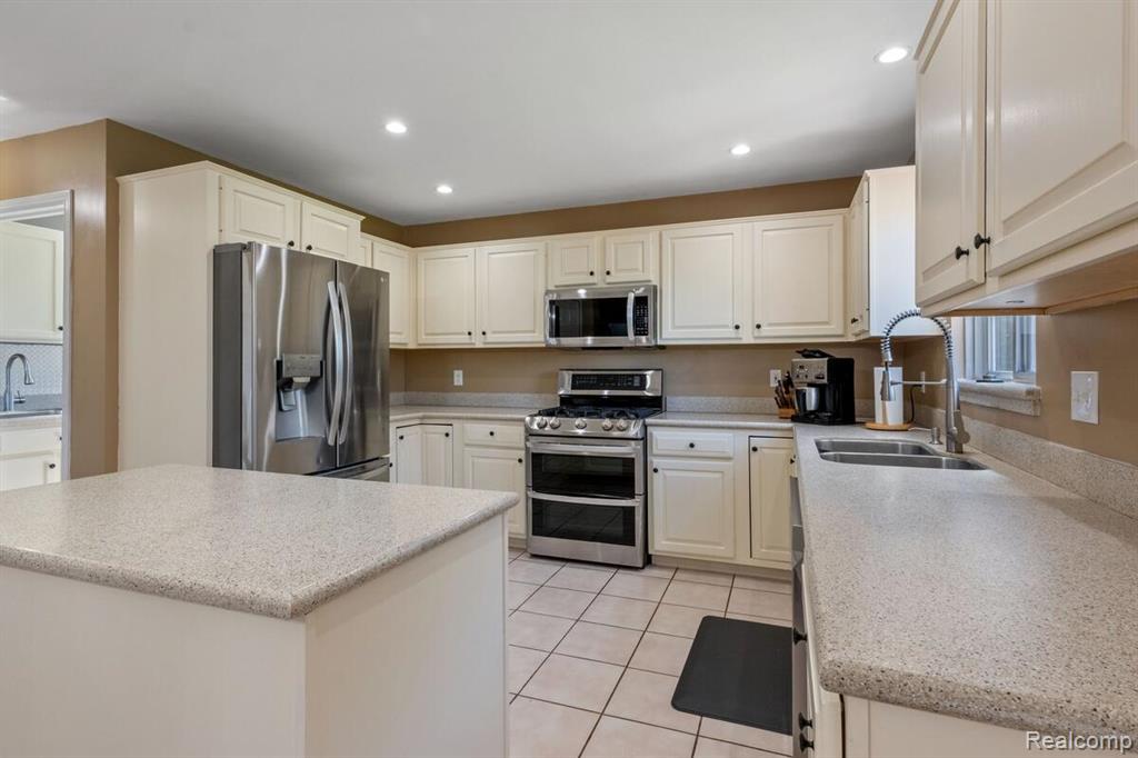 221 Maplewood Drive, 28, Clarkston, MI 48348 — Photo 15