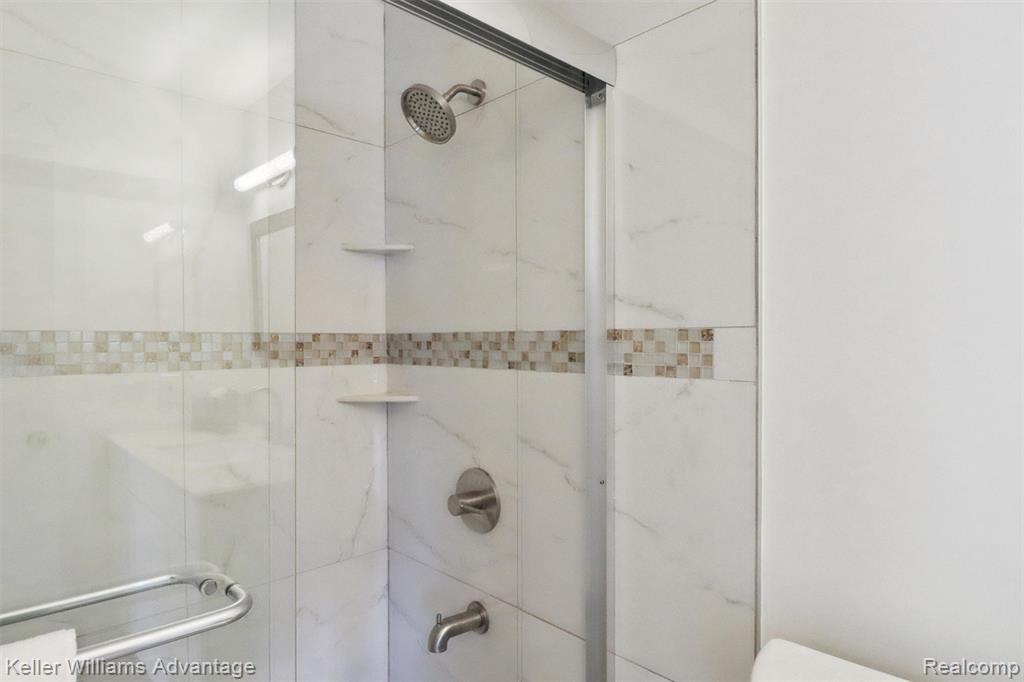 5262 Kingsfield Drive, West Bloomfield, MI — Photo 22