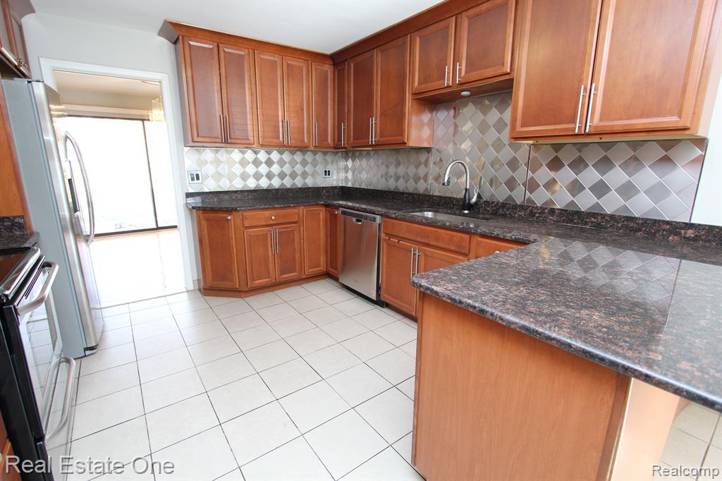 7404 PEBBLE POINT, West Bloomfield, MI — Photo 9