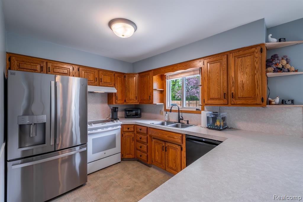3585 Creekwood Drive, Saginaw, MI 48601 — Photo 8