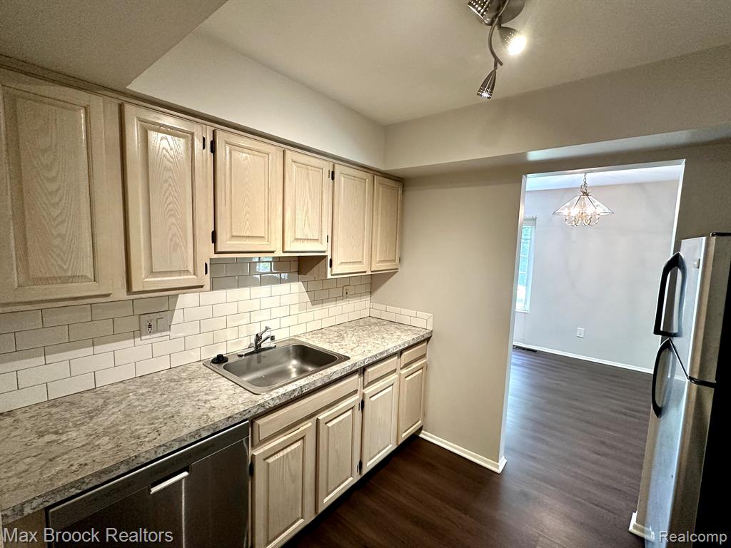 740 E FOX HILLS Drive, Bloomfield Hills, MI 48304 — Photo 5
