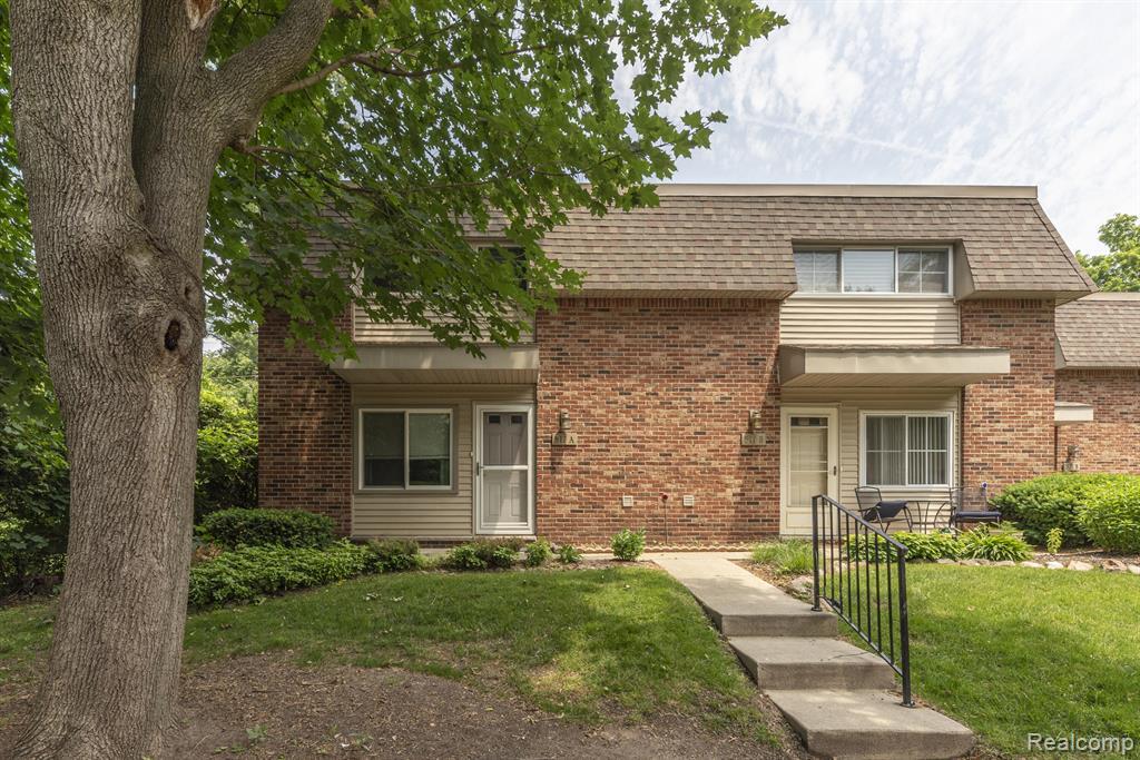 517 Longshore Dr, Ann Arbor, MI 48105 — front exterior