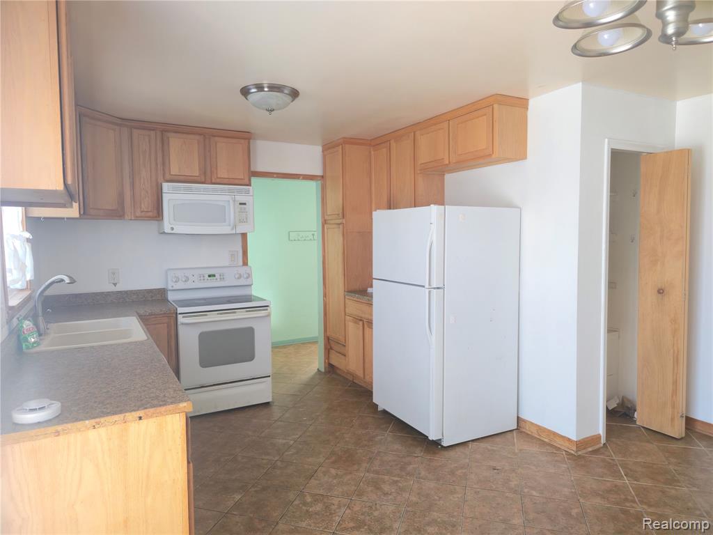 27432 Bristol Drive, Warren, MI 48092 — Photo 13