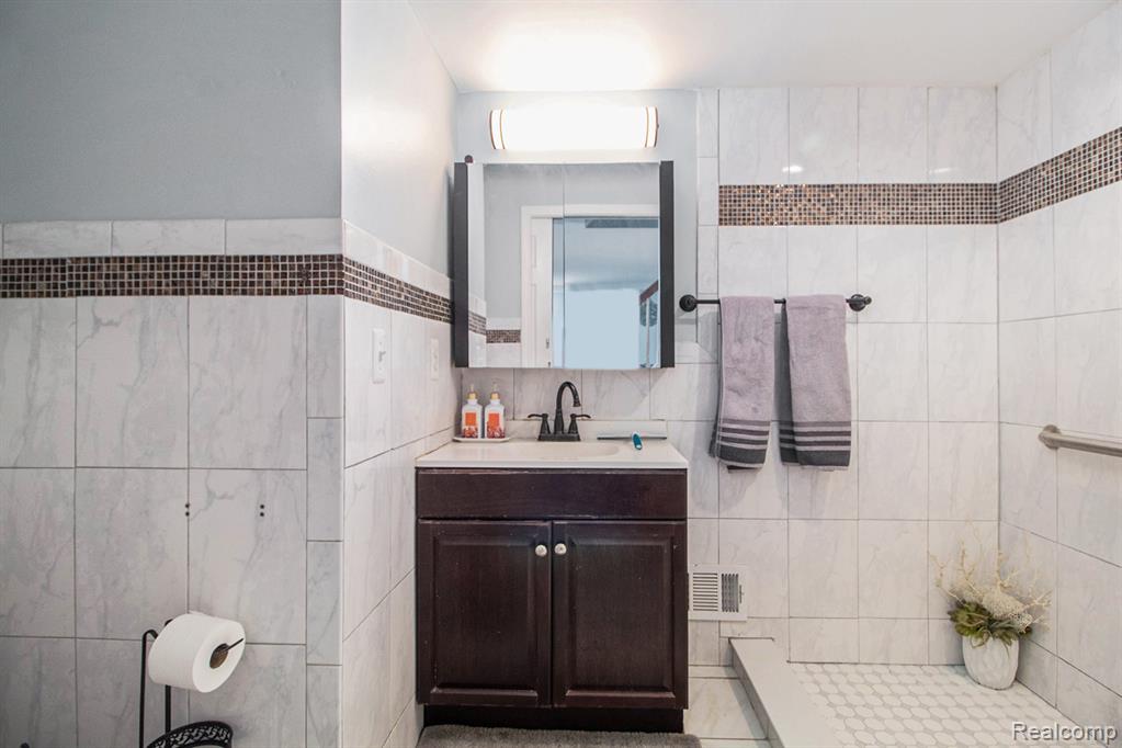 23840 Brentwood Drive, Trenton, MI 48183 — Photo 18