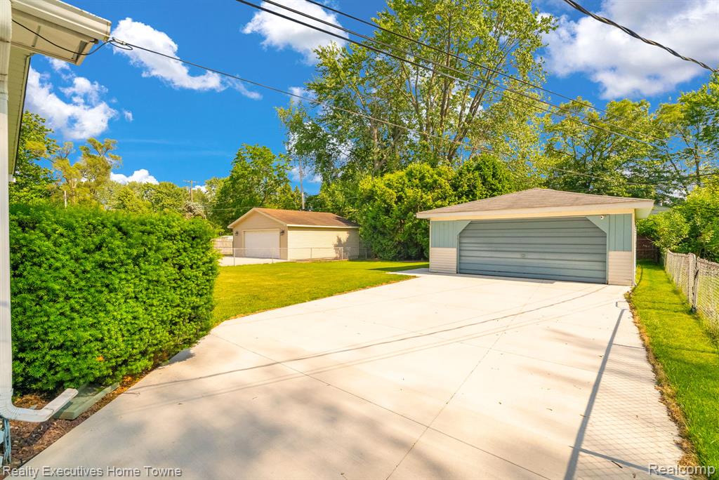 8540 Russell Street, Shelby Twp, MI 48317 — Photo 36