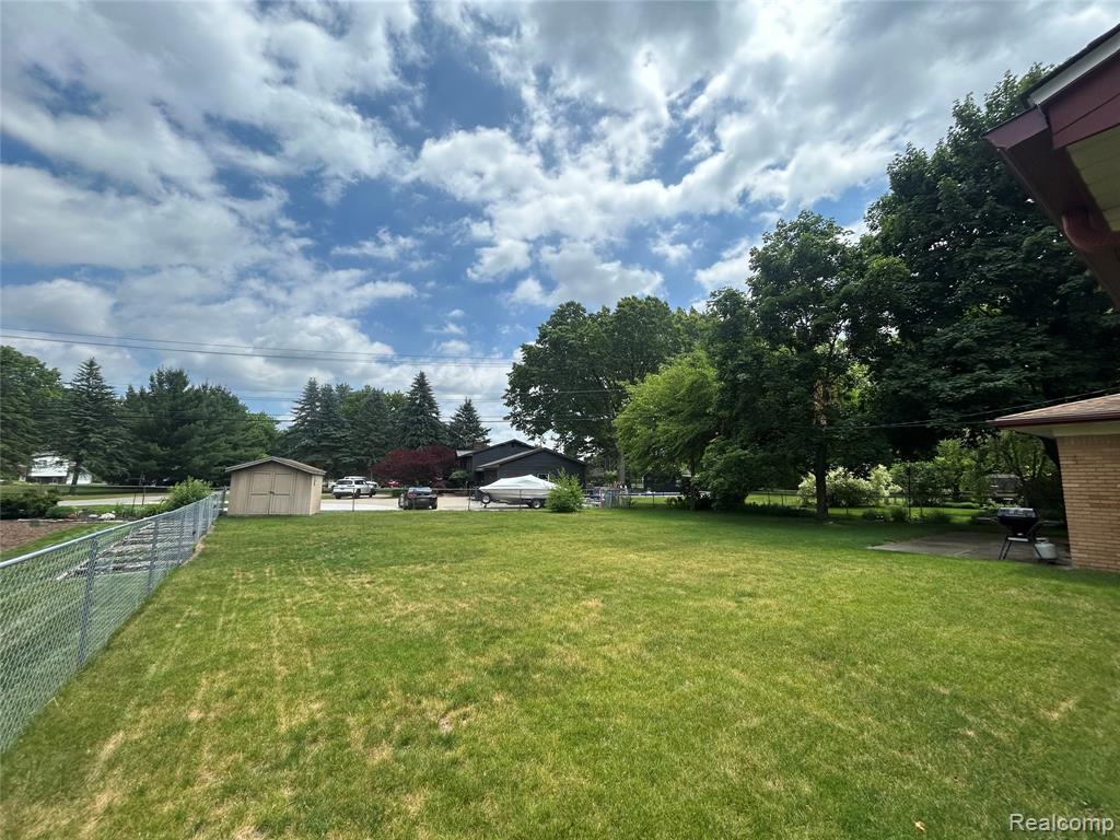 129 Pleasant Lake Drive, Waterford, MI 48327 — Photo 22
