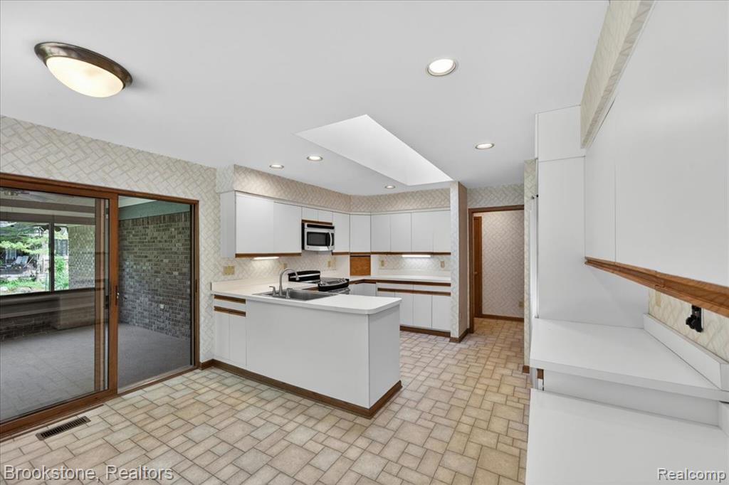 2610 Vanel Court, West Bloomfield, MI 48324 — Photo 14