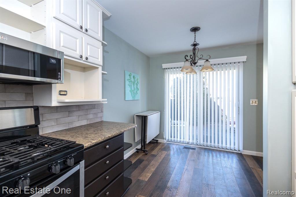 1882 NEWPORTE CT, 242, Royal Oak, MI 48073 — Photo 8