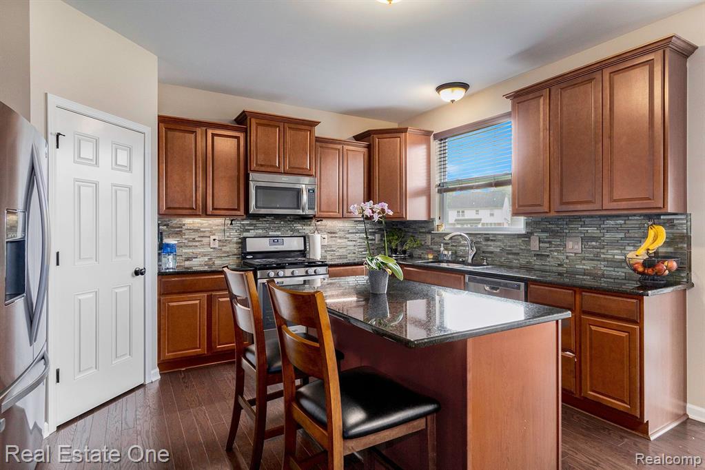 28406 OAKMONTE Circle E, New Hudson, MI 48165 — Photo 8