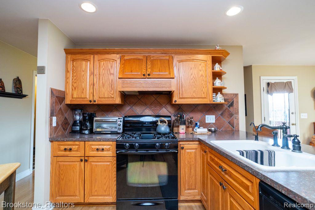 8786 COUNTRY MANOR Drive, Bruce, MI 48065 — Photo 9