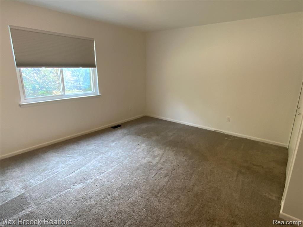 5715 SUNNYCREST Drive, West Bloomfield, MI 48323 — Photo 10