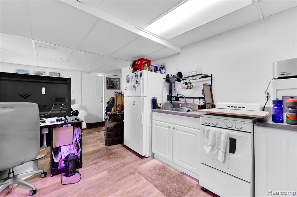 2952 PRYNNE Street, Keego Harbor, MI 48320 — Photo 17