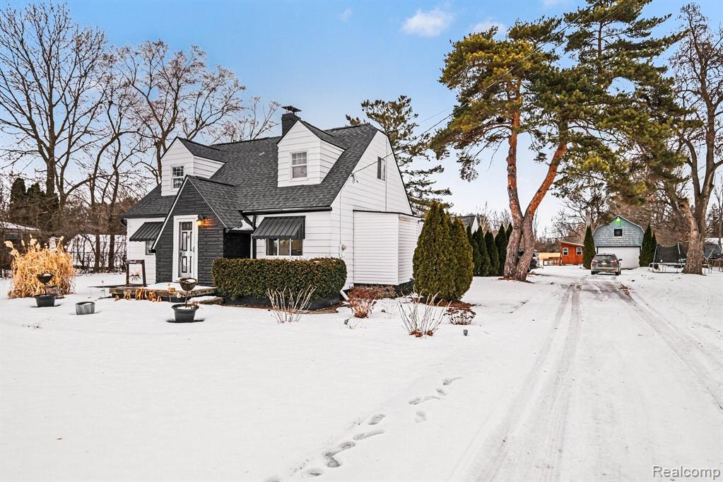 6272 W Court Street, Flint, MI 48532 — front exterior