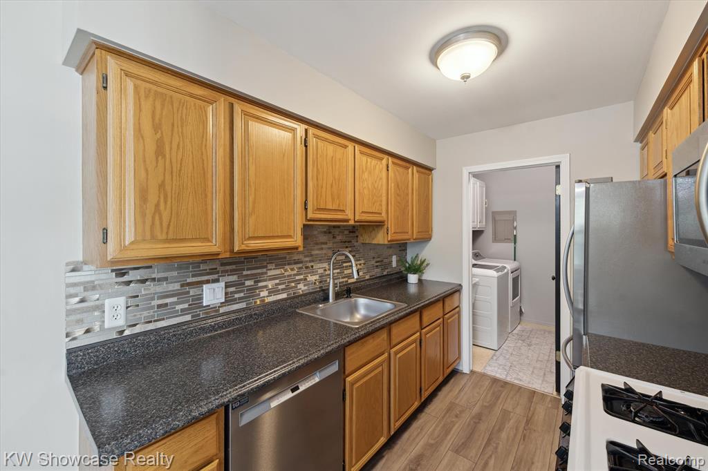 7783 Lake Ridge Drive, Waterford, MI 48327 — Photo 12