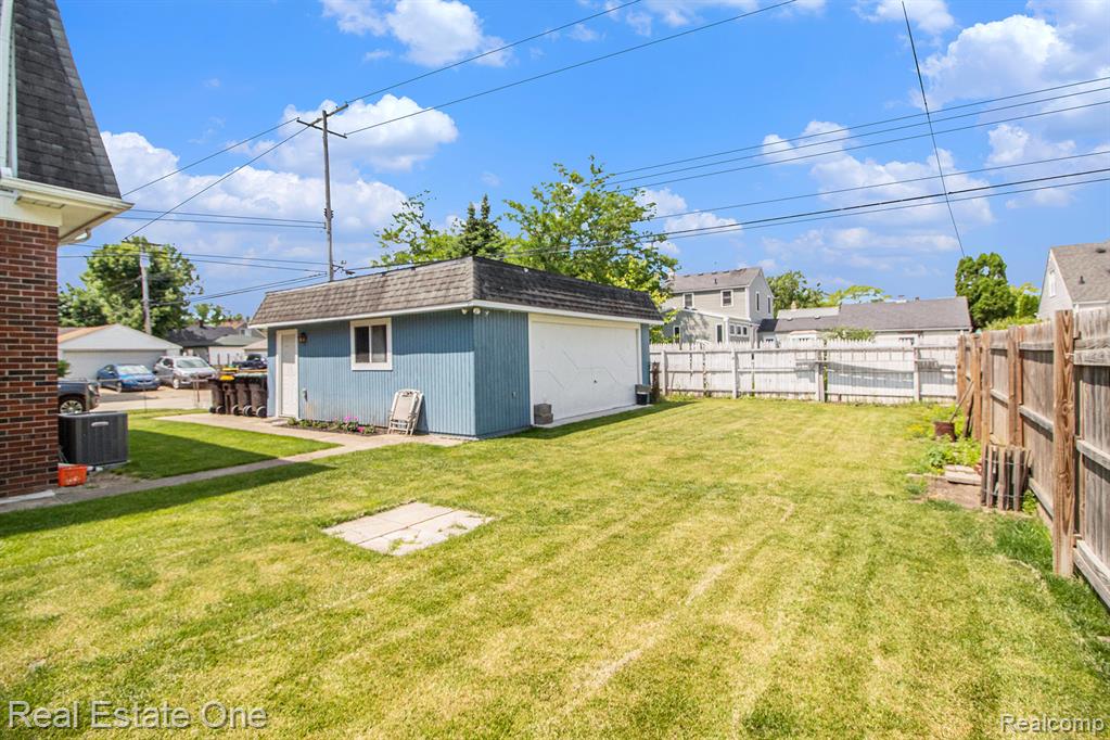 96 Detroit, Trenton, MI 48183 — Photo 36