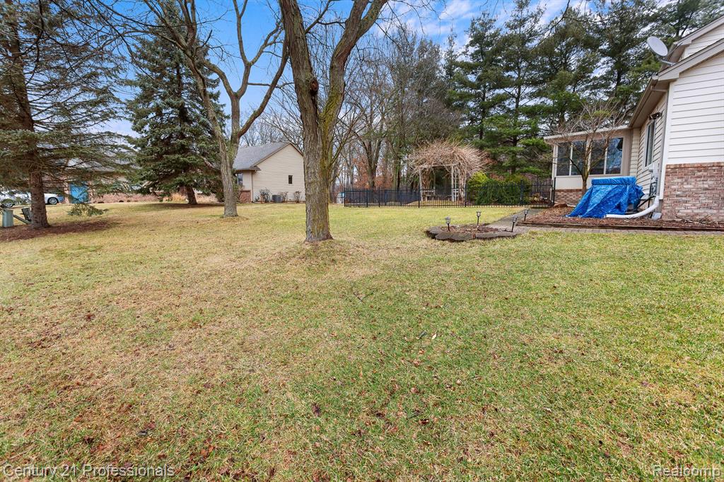 7594 Woodside Place, Waterford, MI 48327 — Photo 39