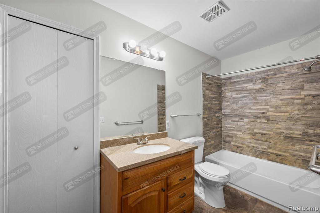 2249 S Commerce Road, Wolverine Lake, MI, 48390