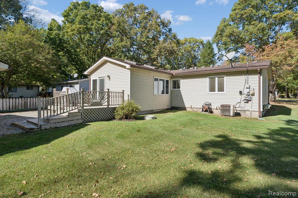 1560 Odette, Hartland, MI 48353 — Photo 32