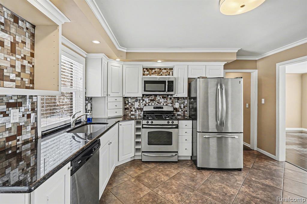835 E Square Lake Road, Troy, MI 48085 — Photo 10