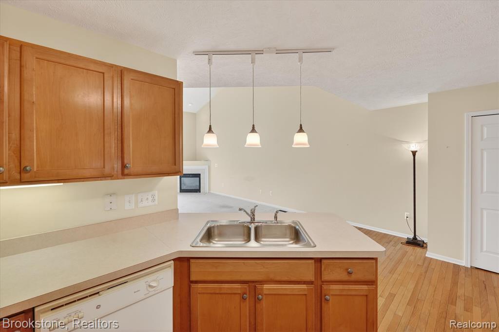 986 Spirea, 44, Howell, MI 48843 — Photo 16