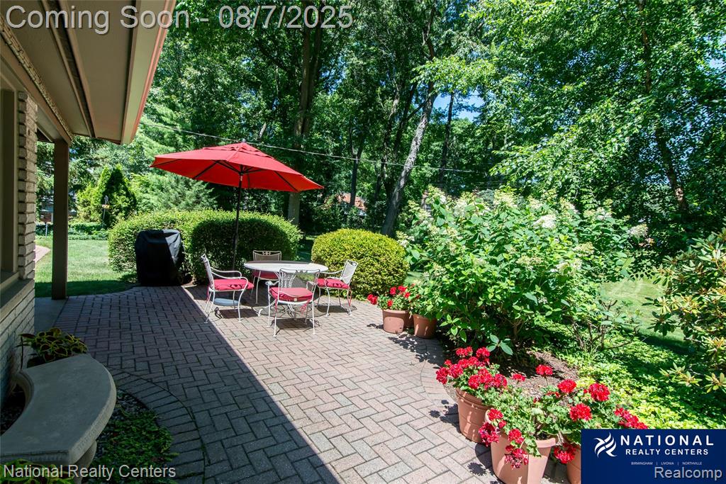 4933 Malibu Drive, Bloomfield Hills, MI 48302 — Photo 11