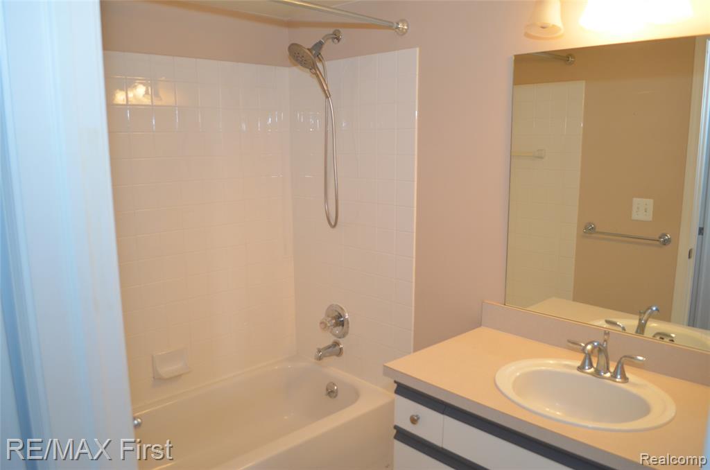 4287 Berkshire Drive, Sterling Heights, MI 48314 — Photo 16
