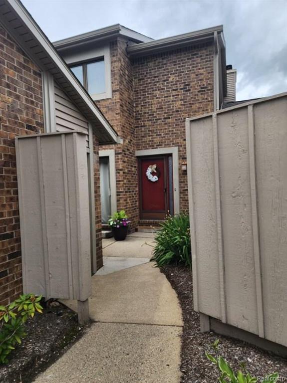 5736 Woodland View, Clarkston, MI — front exterior