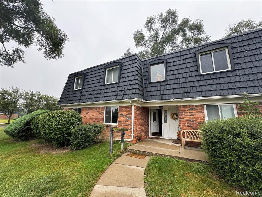 1890 Colonial Village Way, 1, Waterford, MI 48328 — front exterior