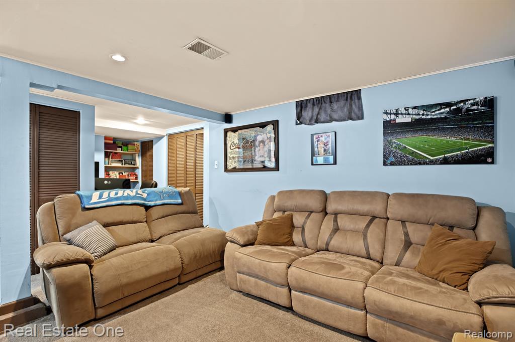240 MONT EAGLE Street, Milford, MI 48381 — Photo 35