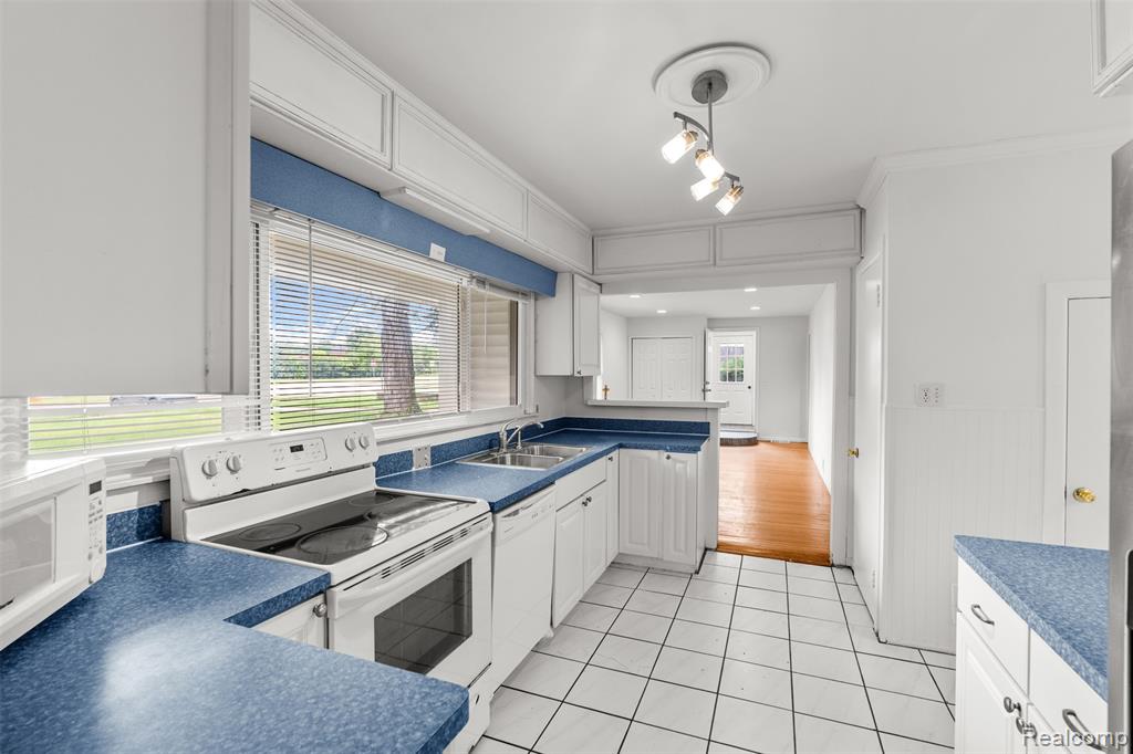 750 W Square Lake Road, Troy, MI 48098 — Photo 17