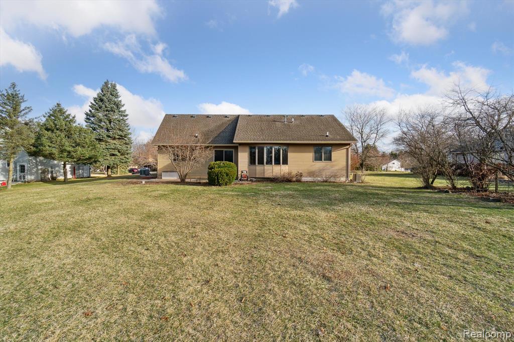 9400 ENGLISHMAN Drive, Fenton, MI 48430 — Photo 41
