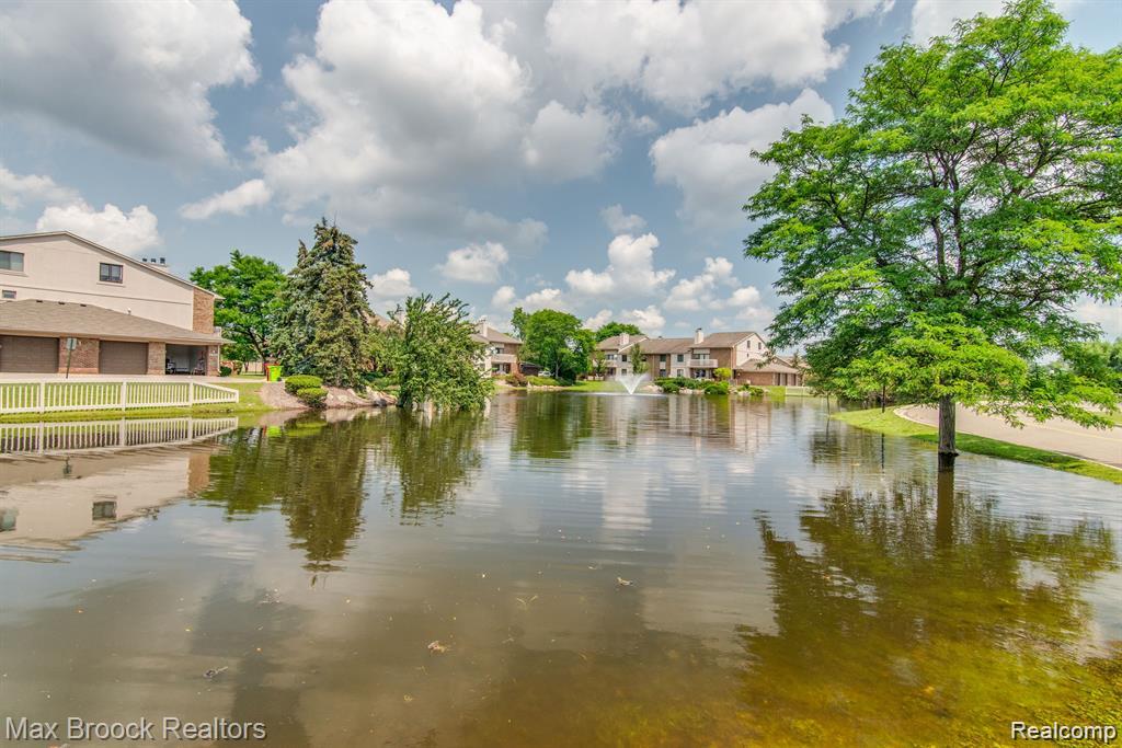 6670 Maple Lakes Drive, West Bloomfield, MI — Photo 3