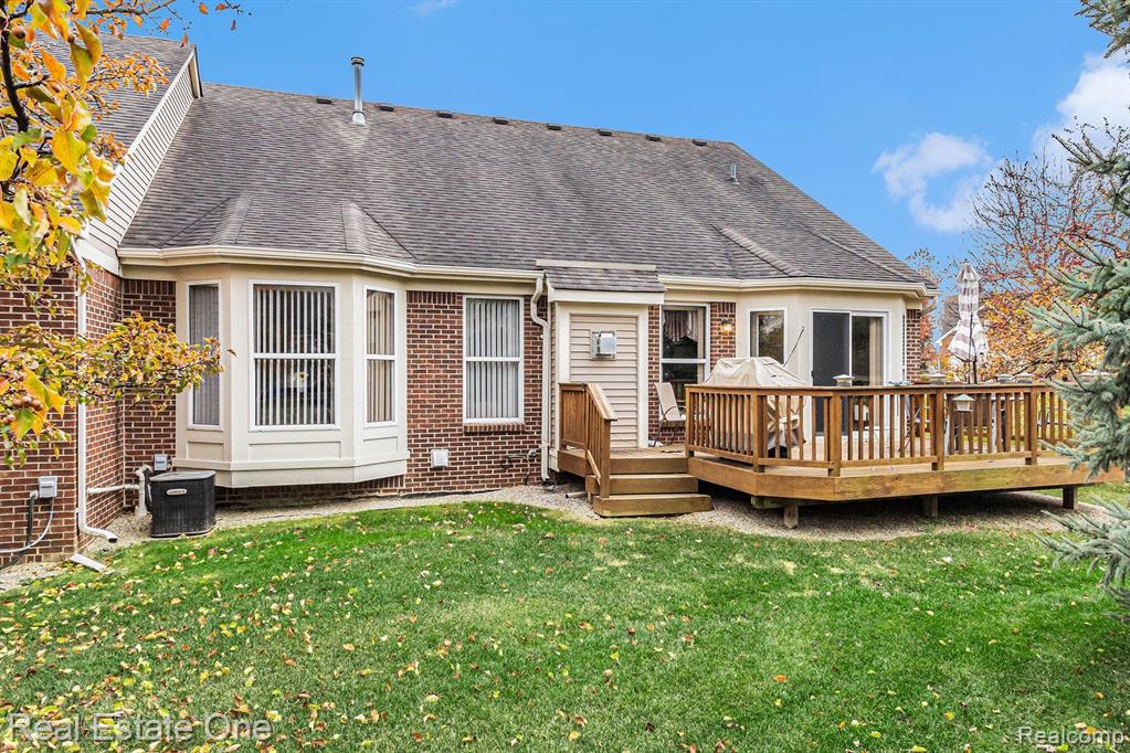 1153 ANDOVER Circle, Commerce Twp, MI 48390 — Photo 28