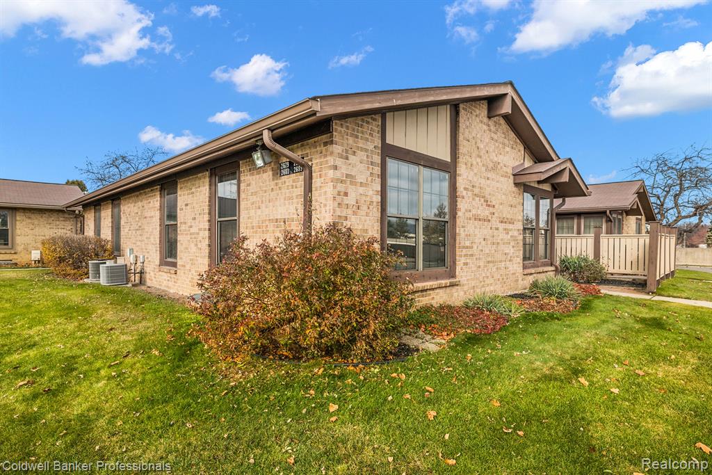 2685 ROUNDTREE Drive, Troy, MI 48083 — Photo 4