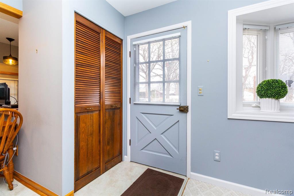 911 MAYFIELD Drive, Royal Oak, MI 48067 — Photo 12