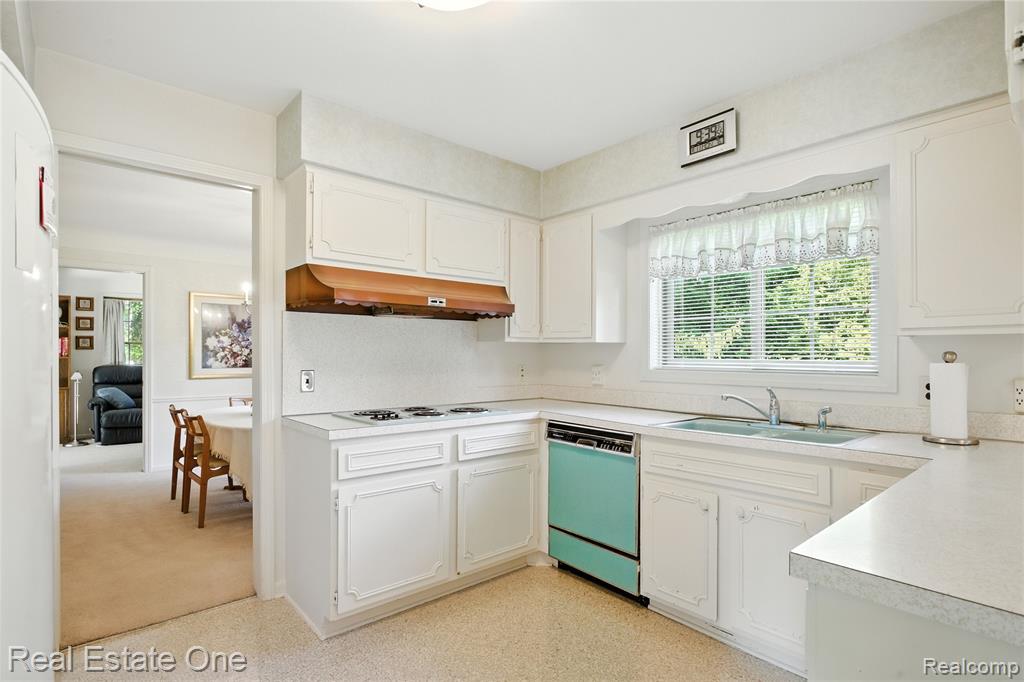 604 Longford Drive, Rochester Hills, MI 48309 — Photo 15